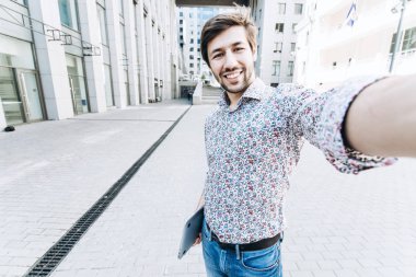 Bir Selfie alarak öğrenci gülümseyen