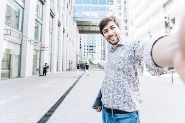 Bir selfie alarak gülümseyen iş adamı