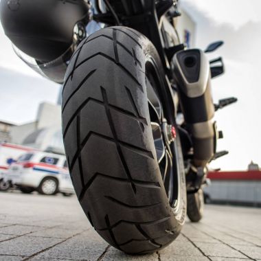 Arka tekerlek kırmızı motosiklet şehrin sokak