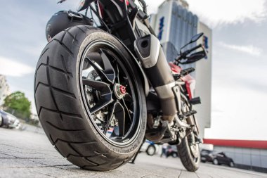 Arka tekerlek kırmızı motosiklet şehrin sokak