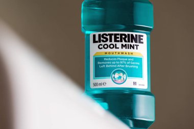 Kiev, Ukrayna - 14 Mart 2016: Listerine orijinal antiseptik gargara. Listerine antiseptik gargara, ilk 1879 yılında tanıtılan bir markasıdır..