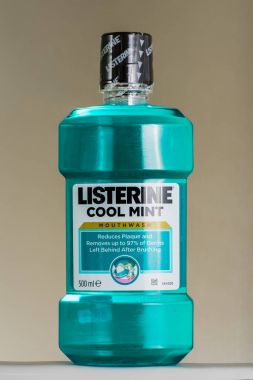 Kiev, Ukrayna - 14 Mart 2016: Listerine orijinal antiseptik gargara. Listerine antiseptik gargara, ilk 1879 yılında tanıtılan bir markasıdır..