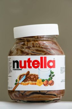 Kiev, Ukrayna - 14 Mayıs 2016: Kavanoz, Nutella Fındıklı bokeh arka plan üzerinde. Nutella çikolata fındık marka adıdır