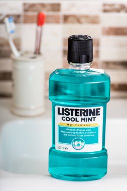 Kiev, Ukrayna - 14 Mart 2016: Listerine orijinal antiseptik gargara. Listerine antiseptik gargara, ilk 1879 yılında tanıtılan bir markasıdır..