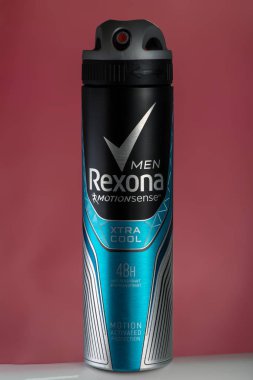 Kiev, Ukrayna - 15 Ekim 2016: Deodorant kırmızı şişe. Marka 