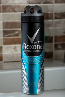 Kiev, Ukrayna - 15 Ekim 2016: Deodorant kırmızı şişe. Marka 