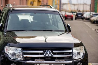 Kiev, Ukrayna - 23 Ekim 2016: Görünümü yeni Mitsubishi Pajero IV kadar yakın. Ön cam, başlık, farlar ve logosu.