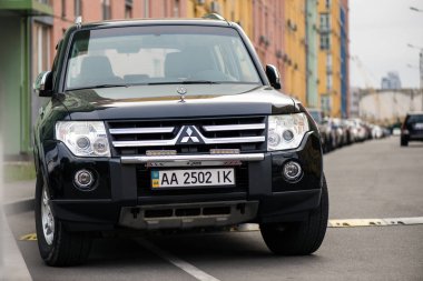 Kiev, Ukrayna - 23 Ekim 2016: Görünümü yeni Mitsubishi Pajero IV kadar yakın. Ön cam, başlık, farlar ve logosu.