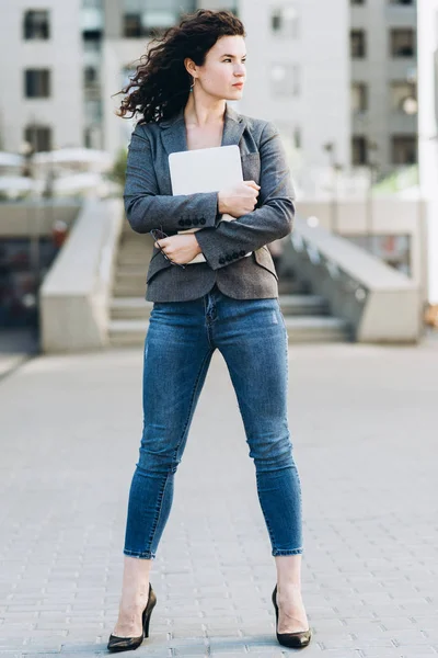 Retrato de mujer de negocios moderna — Foto de Stock