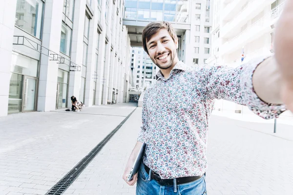 Bir Selfie alarak öğrenci gülümseyen