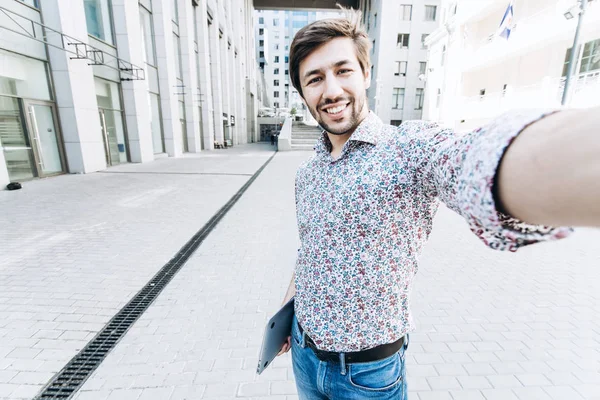 Bir Selfie alarak öğrenci gülümseyen