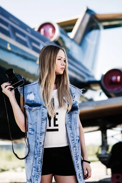 Uçak jet motoru karşı yakın poz güzel turist kadın 