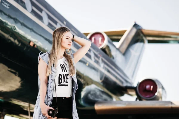 Schöne Touristin Posiert Der Nähe Des Flugzeugs Gegen Strahltriebwerk — Stockfoto