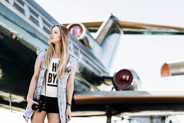 Schöne Touristin Posiert Der Nähe Des Flugzeugs Gegen Strahltriebwerk — Stockfoto