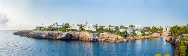 白い家が美しい広い海岸線風景 — ストック写真
