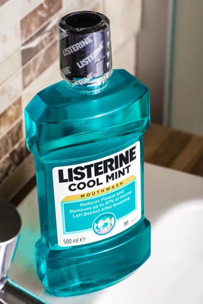 Kiev, Ukrayna - 14 Mart 2016: Listerine orijinal antiseptik gargara. Listerine antiseptik gargara, ilk 1879 yılında tanıtılan bir markasıdır..