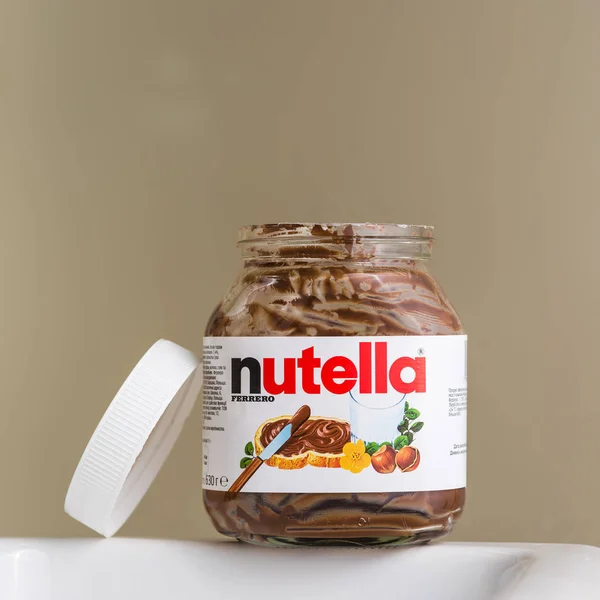 Kyiv, Ukraina - 14 Mei 2016: Jar dari Nutella Hazelnut dengan latar belakang bokeh. Nutella adalah nama merek dari hazelnut cokelat — Stok Foto