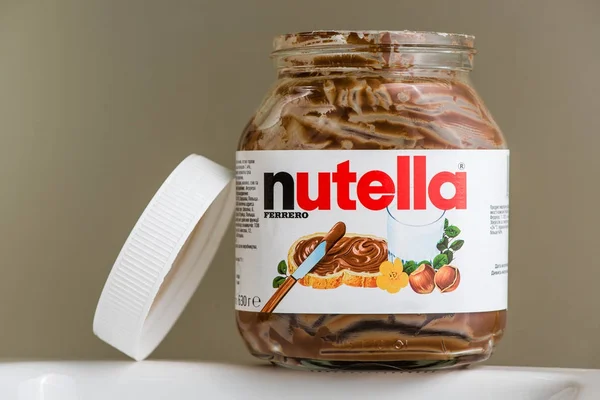 Kyiv, Ukraina - 14 Mei 2016: Jar dari Nutella Hazelnut dengan latar belakang bokeh. Nutella adalah nama merek dari hazelnut cokelat — Stok Foto