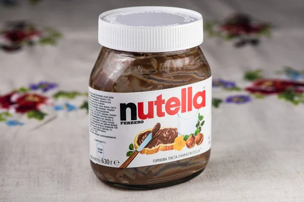 Kiev, Ukrayna - 21 Ekim 2016: Kavanoz, Nutella Fındıklı bokeh arka plan üzerinde. Nutella çikolata fındık marka adıdır