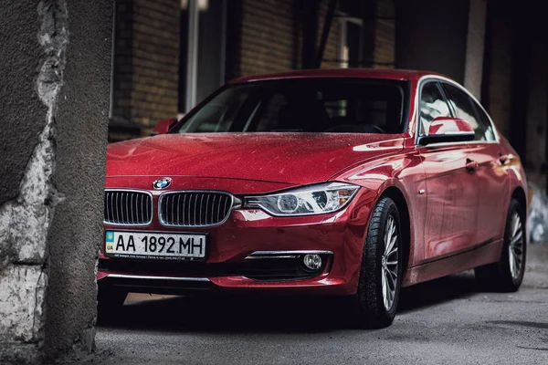 Kiev, Ukrayna - 21 Ağustos 2016: Kırmızı Bmw 3 serisi