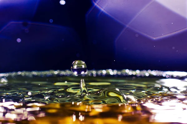 The water drop with interesting colorful blurred background — Stock Photo, Image