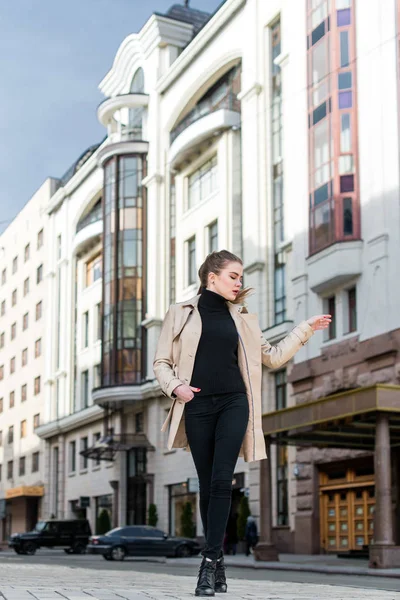 Bir kat şehirde dolaşan güzel moda kız