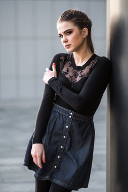 Modern bir şehir içinde güzel esmer