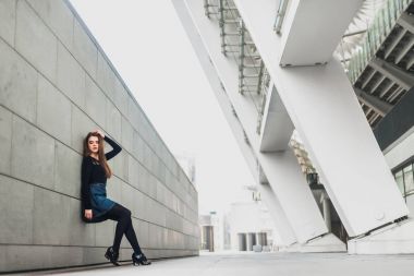 Modern bir şehir içinde güzel esmer