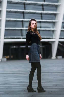 Modern bir şehir içinde güzel esmer