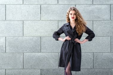 Modern bir şehir moda güzel esmer kız