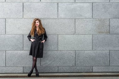 Modern bir şehir moda güzel esmer kız