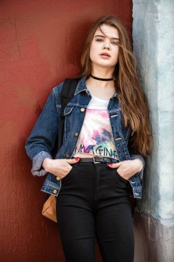 Kırmızı bir arka plan karşı güzel bir modern kız portresi