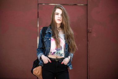 Kırmızı bir arka plan karşı güzel bir modern kız portresi