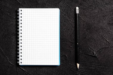 Siyah arka plan üzerinde bulunan not defteri