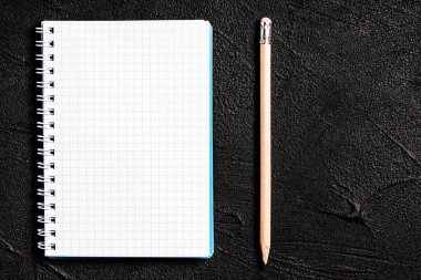 Siyah arka plan üzerinde bulunan not defteri