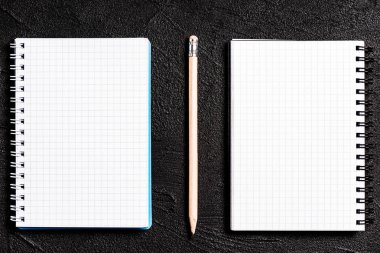 Siyah arka plan üzerinde bulunan not defteri