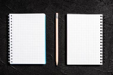 Siyah arka plan üzerinde bulunan not defteri