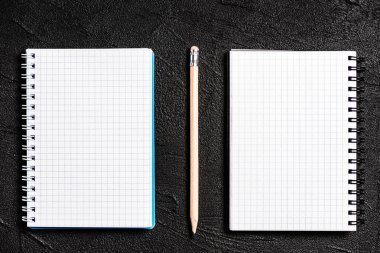 Siyah arka plan üzerinde bulunan not defteri