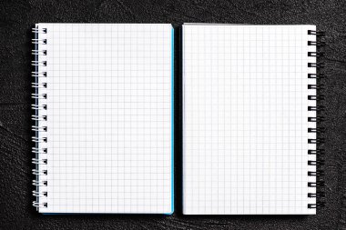 Siyah arka plan üzerinde bulunan not defteri