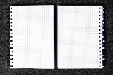 Siyah arka plan üzerinde bulunan not defteri