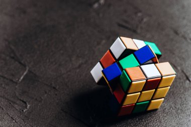 Rubik küp siyah arka plan üzerine