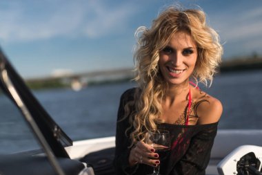 Yatta mavi gökyüzü deniz açık havada şarap cam zevk rahatlatıcı çekici kadın portresi. Zevk ve lüks yaşam tarzı