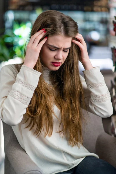 Profesyonel makyaj ve saç modeli restoranda oturan güzel genç kızla.