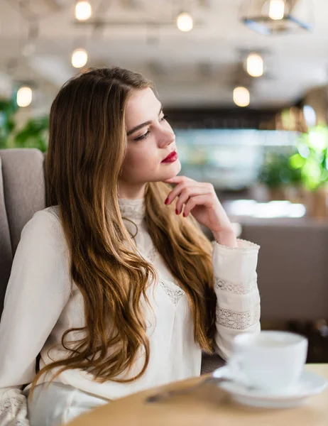 Profesyonel Makyaj Saç Modeli Restoranda Oturan Güzel Genç Kızla — Stok fotoğraf