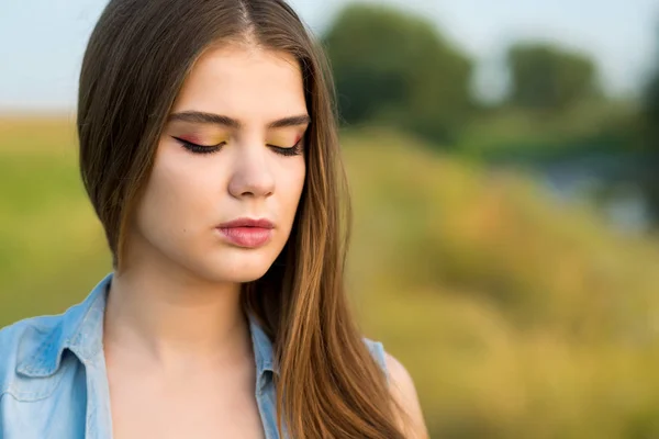 Retrato de una hermosa chica en un campo — Foto de Stock