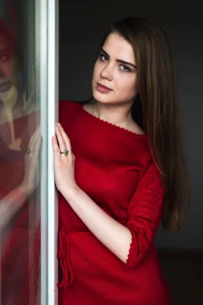 Retrato de una hermosa chica en un vestido rojo — Foto de Stock