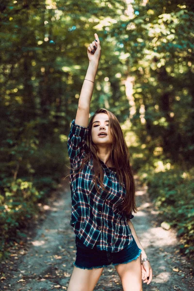 Una chica muy atractiva bailando en un bosque — Foto de Stock