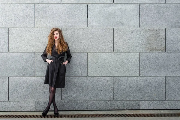 Modieuze mooie brunette meisje in een moderne stad — Stockfoto