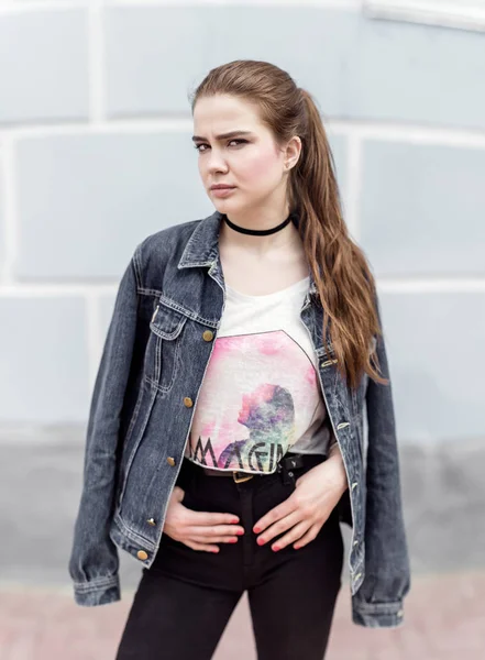 Mavi tuğla arka plan karşı güzel bir modern kız portresi