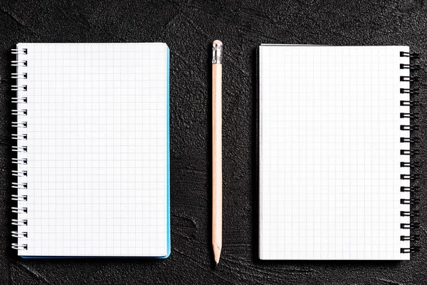 Siyah arka plan üzerinde bulunan not defteri